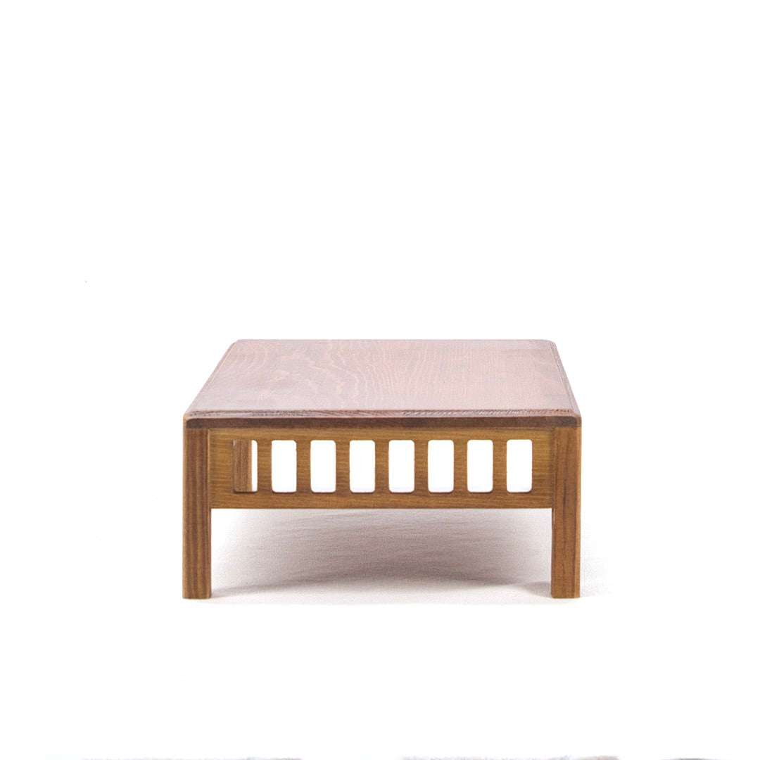 Rechteckiger Präsentationstisch aus Holz